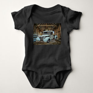 Blaue Oldtimer-Lastwagen Rustikale Scheune Baby Strampler