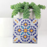 Blaue orangefarbene, weiße Marmormotive Fliese<br><div class="desc">Das Design ist lebendig und mit blauen und orangefarbenen portugiesischen Azulejo-Motiven auf weißem Marmorboden gestaltet.</div>