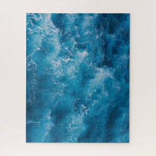 Blaue Ozeanwellen abstürzen