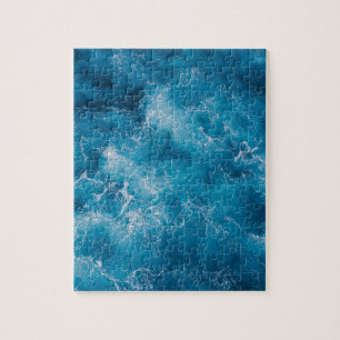 Blaue Ozeanwellen abstürzen