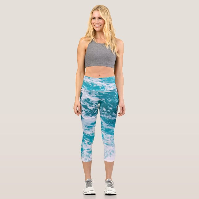 Blaue Ozeanwellen Capri Leggings (Vorderseite)