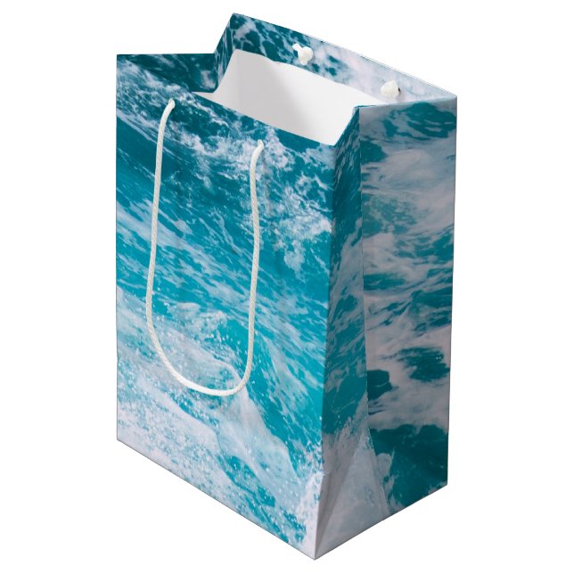Blaue Ozeanwellen Mittlere Geschenktüte (Vorderseite Schrägansicht)
