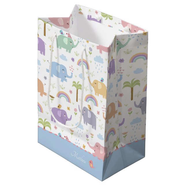 Blaue Pastel Elephant Muster für Little Boy Party Mittlere Geschenktüte (Vorderseite Schrägansicht)