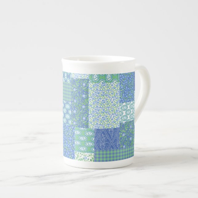 Blaue Periwinkle-Blumen-Boho-Faux-Patchwork-Muster Prozellantasse (Vorderseite Rechts)