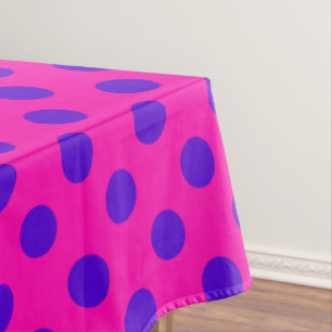 Blaue Polka-Punkte auf Fuchsia Tischdecke
