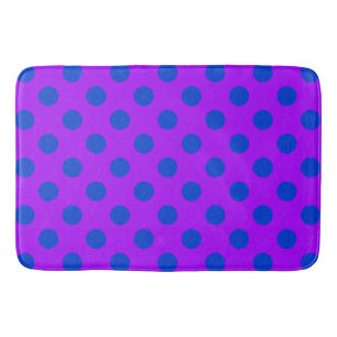 Blaue Polka Punkte auf lila Badematte