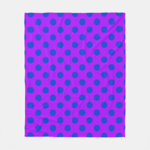 Blaue Polka Punkte auf lila Fleecedecke