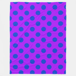 Blaue Polka Punkte auf lila Fleecedecke