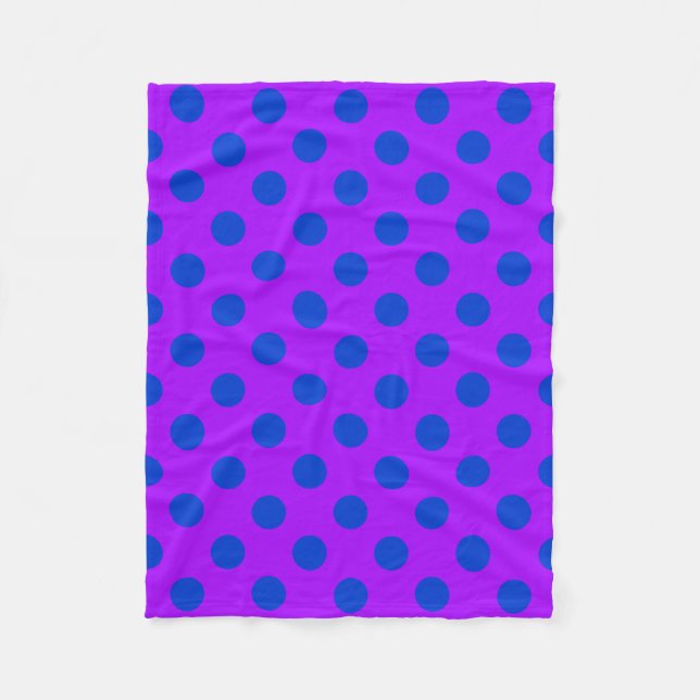 Blaue Polka Punkte auf lila Fleecedecke (Vorderseite)