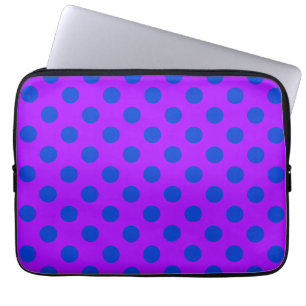 Blaue Polka Punkte auf lila Laptopschutzhülle