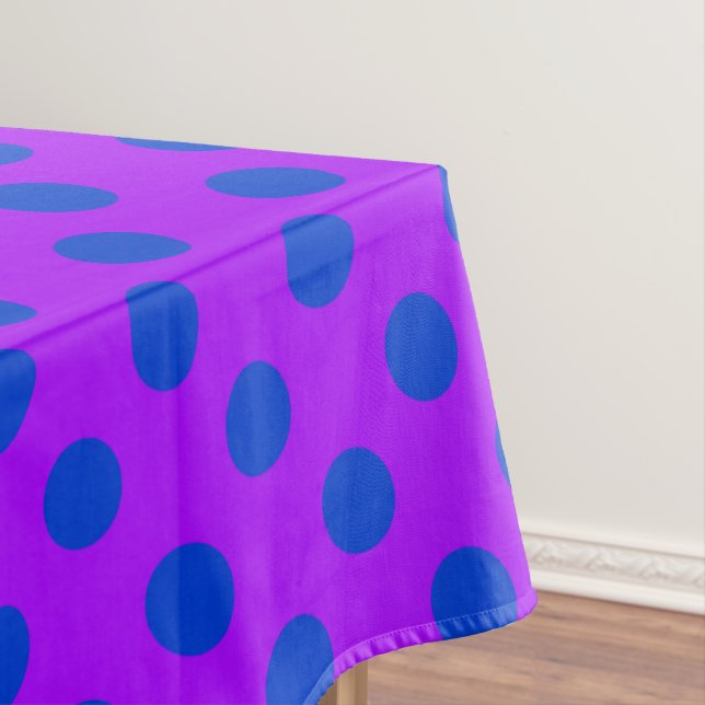 Blaue Polka Punkte auf lila Tischdecke (Beispiel)