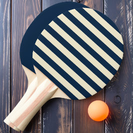 Blaue Polo-Streifen und fest Tischtennis Schläger