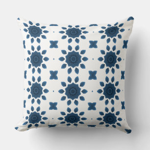 Blaue Rose Kaleidoskop-Muster auf weißen Kissen