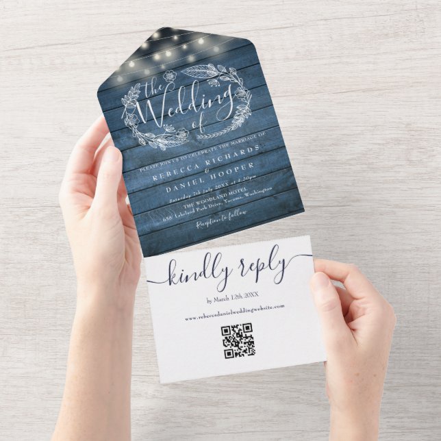 Blaue Rustikale Holz QR-Code Lichterkette Hochzeit All In One Einladung (Abreißen)
