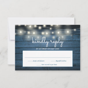 Blaue, rustikale Holzpaneele mit String Lights RSVP Karte