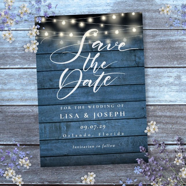 Blaue Rustikale Holzsaitenlichter Hochzeit Save The Date (Blue Rustic Wood String Lights Wedding Save The Date)