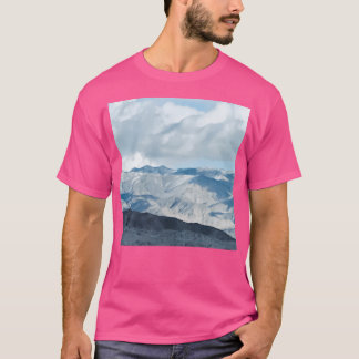 Blaue Schattengebirge mit Wolken im Aqua Sky Acti T-Shirt