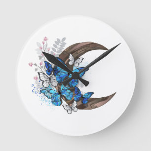 Blaue Schmetterlinge auf hölzernem Halbmond Runde Wanduhr