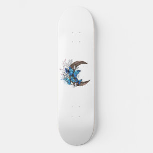 Blaue Schmetterlinge auf hölzernem Halbmond Skateboard