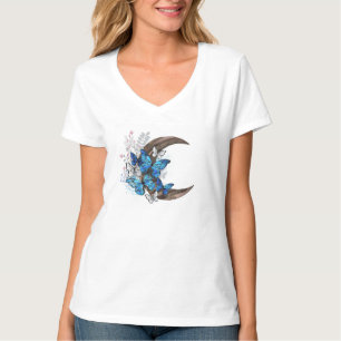 Blaue Schmetterlinge auf hölzernem Halbmond T-Shirt