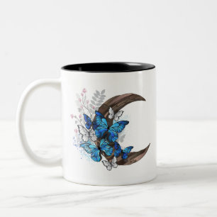 Blaue Schmetterlinge auf hölzernem Halbmond Zweifarbige Tasse