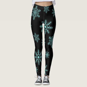 Blaue Schneeflocken auf schwarzen Leggings