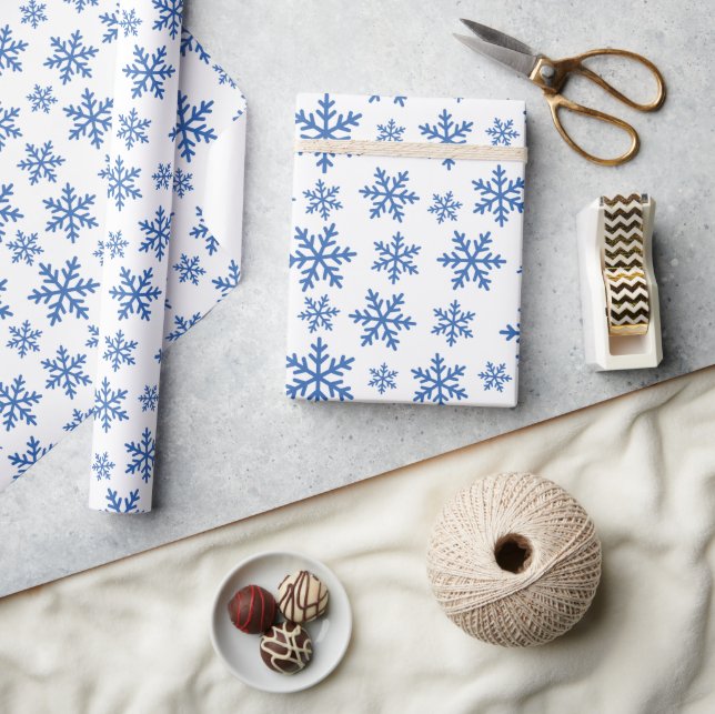Blaue Schneeflocken Muster für Weihnachtsgeschenke Geschenkpapier (Kunsthandwerk)