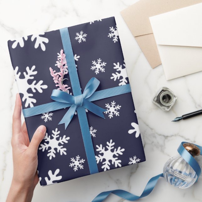 Blaue Schneeflocken Schnee Winter Weihnachtsfeiert Geschenkpapier (Schenken)