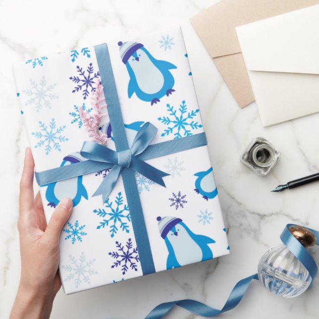 Blaue Schneeflocken und Niedliche Pinguine weiß Na Geschenkpapier (Schenken)