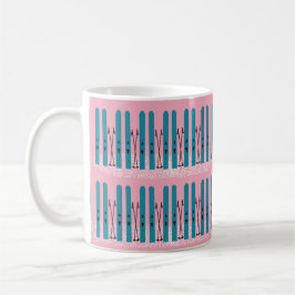Blaue Schneeschuhe mit rosa Kaffeetasse