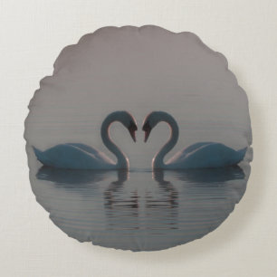Blaue Schwäne müssen Liebe sein Rundes Kissen