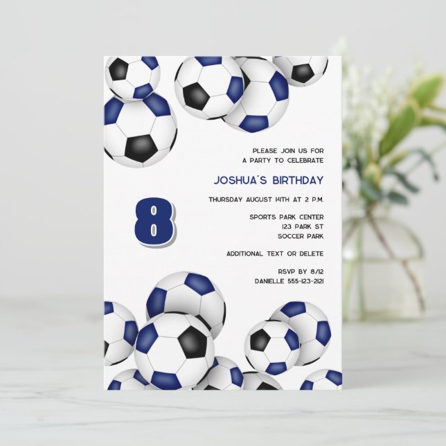 Blaue schwarze Fußballbälle Kindergeburtstag Party Einladung (Stehend Vorderseite)