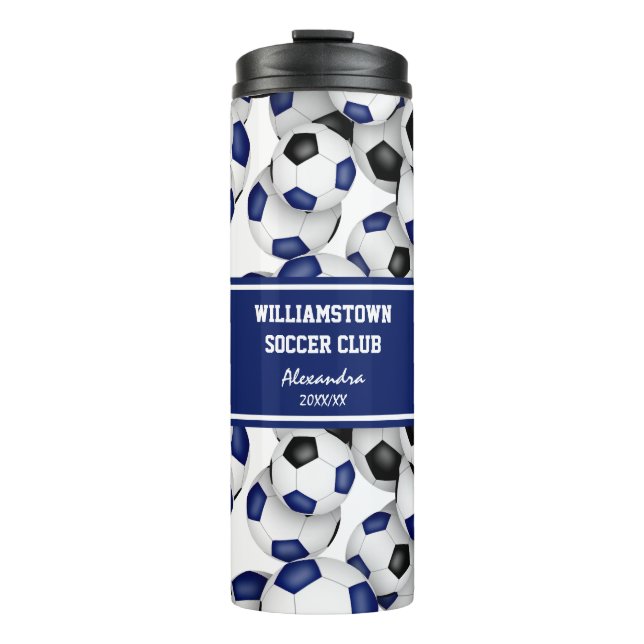 Blaue schwarze Fußbälle Muster w individuelle Name Thermosbecher (Vorderseite)
