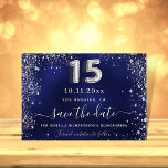 Blaue silberne Glitzern Save The Date<br><div class="desc">Ein trendiger Save the Date für eine Quinceañera, 15. Geburtstagsfeier. Ein marineblau Hintergrund mit Imitaten verziert silbernen Glitzer, Glitzern. Die blaue Farbe ist ungleichmäßig. Personalisieren und fügen Sie Datum und Name/Alter hinzu. Der Text: Save the Date ist mit einem großen angesagten, handgeschriebenen Stilskript geschrieben. Nummer 15 mit einem silbernen Schriftart...</div>