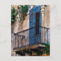 Blaue sizilianische Tür auf dem Balkon