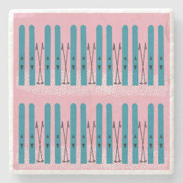 Blaue Skier auf rosa Untersetzer