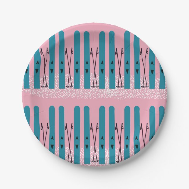 Blaue Skier auf Schnee & rosa Hintergrund Pappteller (Vorderseite)