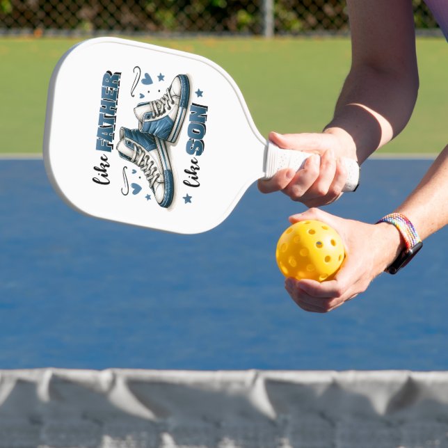 Blaue Sneakers wie Vater, wie Sohn Pickleball Schläger (InSitu)