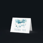 Blaue Sterne Dank gefalteter Karte<br><div class="desc">Teilen Sie Ihre Dankbarkeit mit dieser bezaubernden Watercolor Blue Starry Sky Dankeschön Card, die dazu gedacht ist, den Zauber Ihrer Babydusche zu erfassen. Mit zarten Aquarellstrichen, sanften Pastelltönen und einem traumhaften Himmel voller flauschiger Wolken und funkelnden blauen Sternen schafft diese Karte eine charmante, künstlerische Atmosphäre. Ideal für eine "It's a...</div>