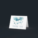 Blaue Sterne Dank gefalteter Karte<br><div class="desc">Teilen Sie Ihre Dankbarkeit mit dieser bezaubernden Watercolor Blue Starry Sky Dankeschön Card, die dazu gedacht ist, den Zauber Ihrer Babydusche zu erfassen. Mit zarten Aquarellstrichen, sanften Pastelltönen und einem traumhaften Himmel voller flauschiger Wolken und funkelnden blauen Sternen schafft diese Karte eine charmante, künstlerische Atmosphäre. Ideal für eine "It's a...</div>