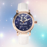 Blaue Sterne der Königsnacht Armbanduhr<br><div class="desc">Quinceañera Geschenk. Eine marineblau Hintergrundfarbe mit Imitaten silbernen Sternen. Die blaue Farbe ist ungleichmäßig. Fügen Sie einen Namen, ein Datum hinzu.</div>