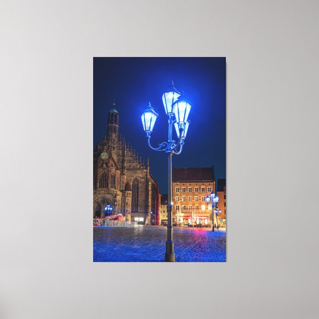 Blaue Straßenbeleuchtung in Nürnberg, Deutschland Leinwanddruck (Vorderseite)
