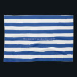 Blaue Streifen auf einer beliebigen Farbe mit benu Handtuch<br><div class="desc">Horizontale Streifen gegen Weiß. Weiße Linien lassen sich einfarbig machen - spielen Sie mit der Hintergrundfarbe,  um neue Effekte zu erzeugen! Ihr eigener Text/Name kann auf alle Arten geändert werden.</div>