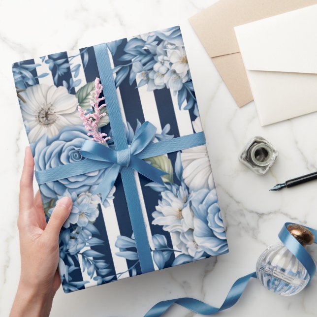 Blaue Streifen Blumengeburten Geschenkpapier (Schenken)
