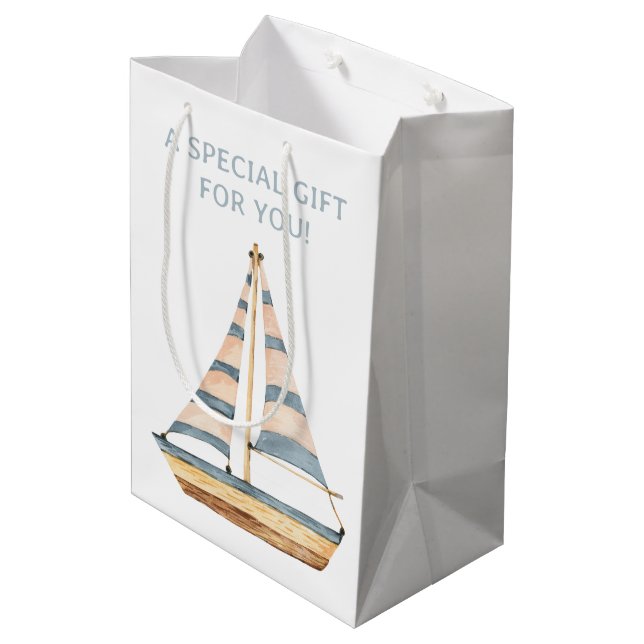 Blaue Streifen Sailboat Mittlere Geschenktüte (Rückseite Schrägansicht)