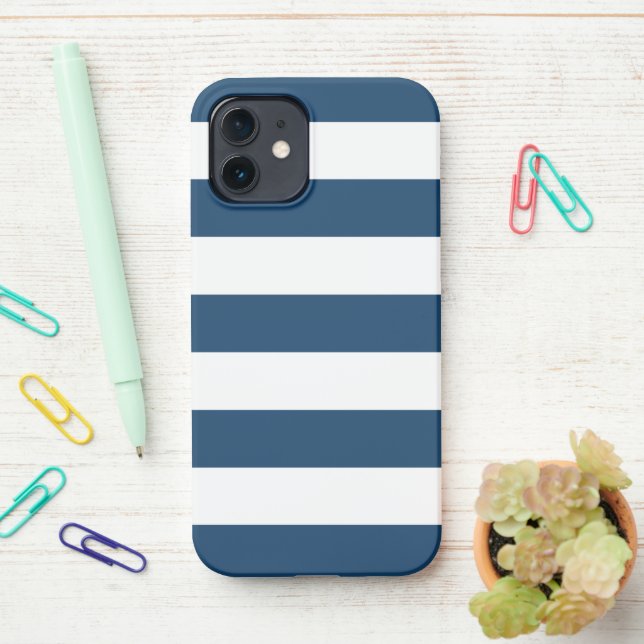 Blaue Streifen, weiße Streifen, gestreiftes Muster iPhone 12 Hülle (Auf dem Schreibtisch)