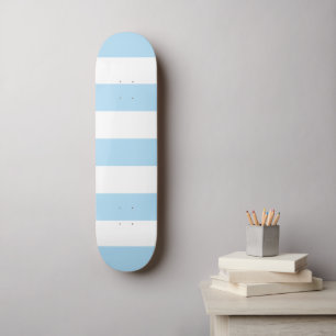 Blaue Streifen, weiße Streifen, gestreiftes Muster Skateboard