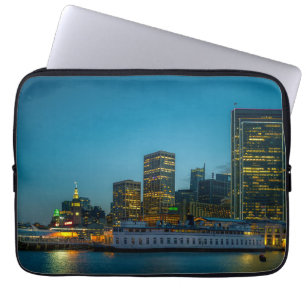 Blaue Stunde in der Stadt Laptopschutzhülle