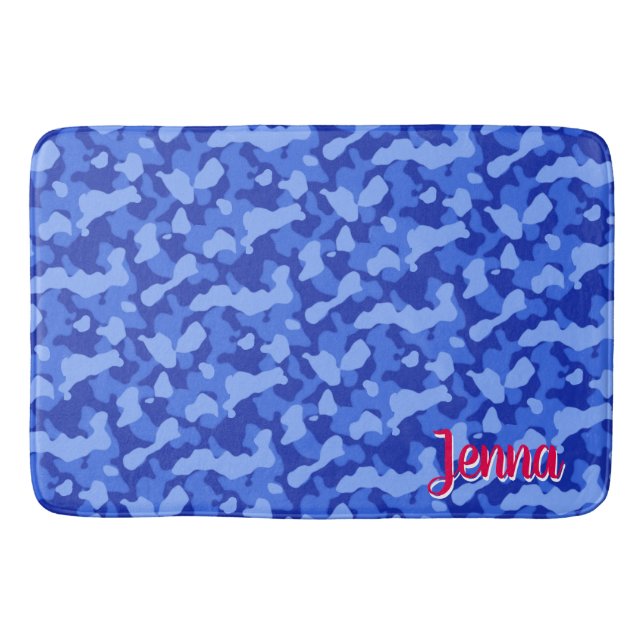 Blaue Tarnung mit rotem Monogramm Badematte (Vorderseite)