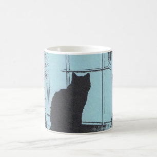 Blaue Tasse mit schwarzer Katze im Fenster